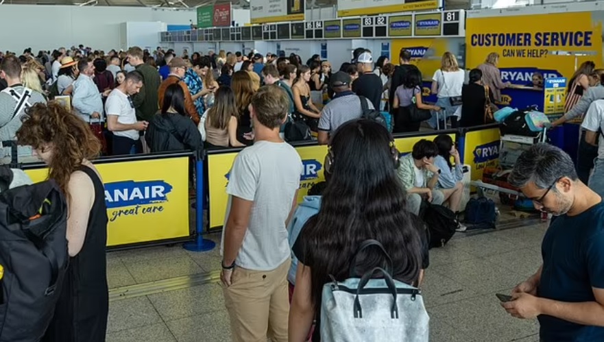 Krisis IT Global Akibatkan Ratusan Penerbangan Dibatalkan, Penumpang Terdampar di&nbsp;Bandara